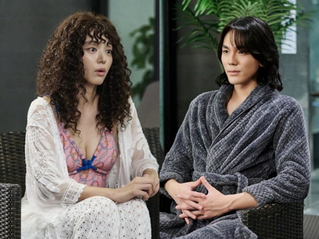 《申醫生》鄭珆贊泳池首次主演，宋智仁演繹玄蘭熙母親角色出彩