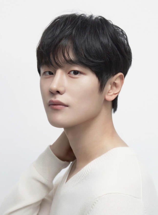 金度完主演日本劇《十拍不倒的樹》演繹兄弟情誼與財閥愛情故事