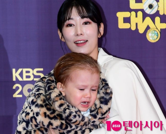 '비혼모' 사유리, 개그맨과 ♥열애 인정했다…"팽현숙이 추천, 결혼하라고" ('짠한형')