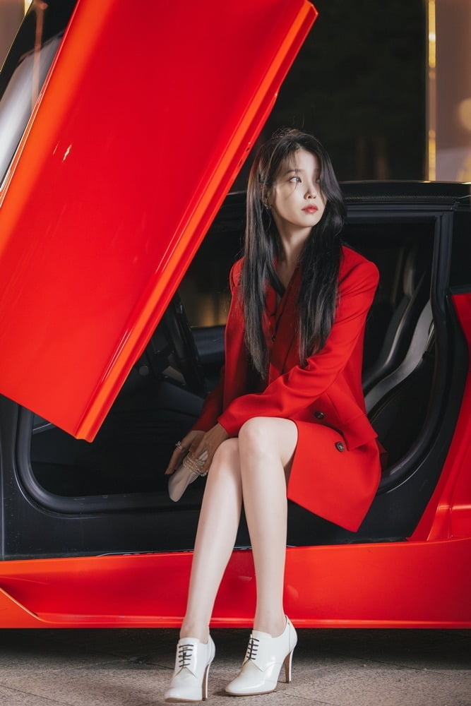 아이유 , 재벌가 됐다…"셀럽 면모도 갖춰, CEO다운 가르마가 기본 스타...