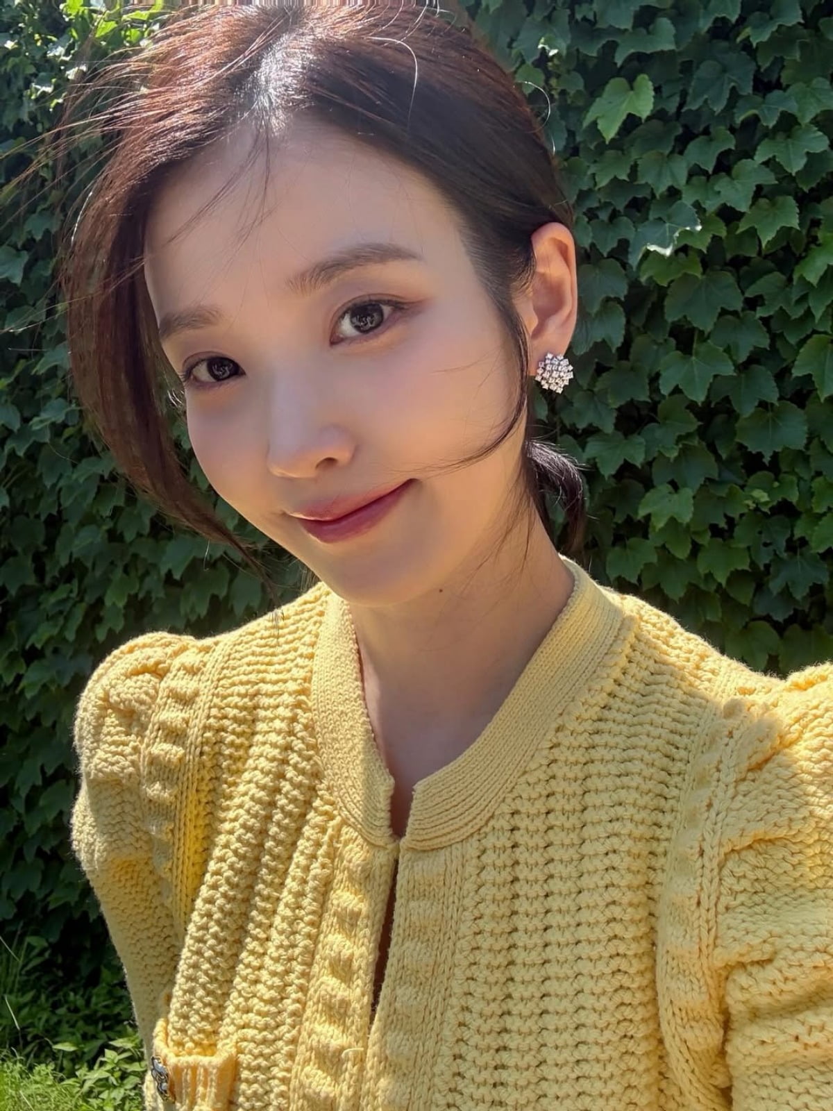 '대세 남자 배우와 로맨스' 아이유 , '♥이종석' 질투할라…햇살 아래 뽐...
