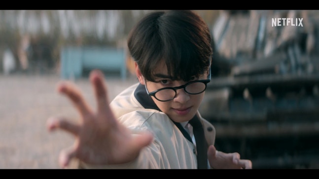 Netflix《超能路人甲》發布車銀優主演的角色海報與預告，展現1999年超能力冒險故事