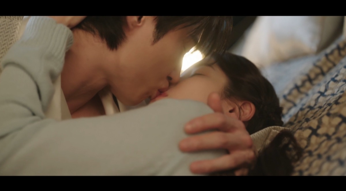 "지키는 건 이렇게 하는 거예요"…♥변우석과 요트 키스한 아이유 , 주체...