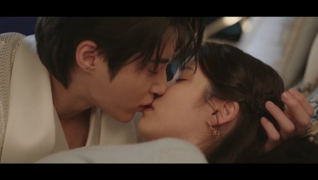 아이유 ♥변우석, 제대로 사고쳤다…요트 키스신→3주 연속 화제성 1위 ...