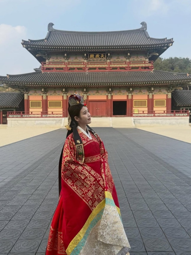 화려한 혼례복 한복을 입은 곱고 예쁜 아이유