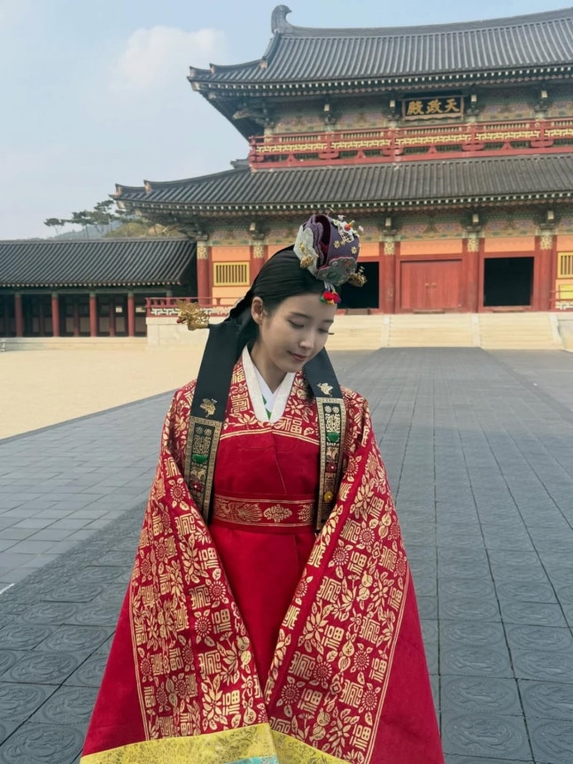 화려한 혼례복 한복을 입은 곱고 예쁜 아이유