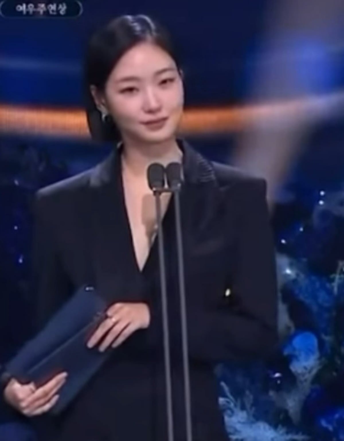 김고은, 같은 상황인데 타 연예인들과 태도 달랐다…눈물 아닌 '쿨 면모...