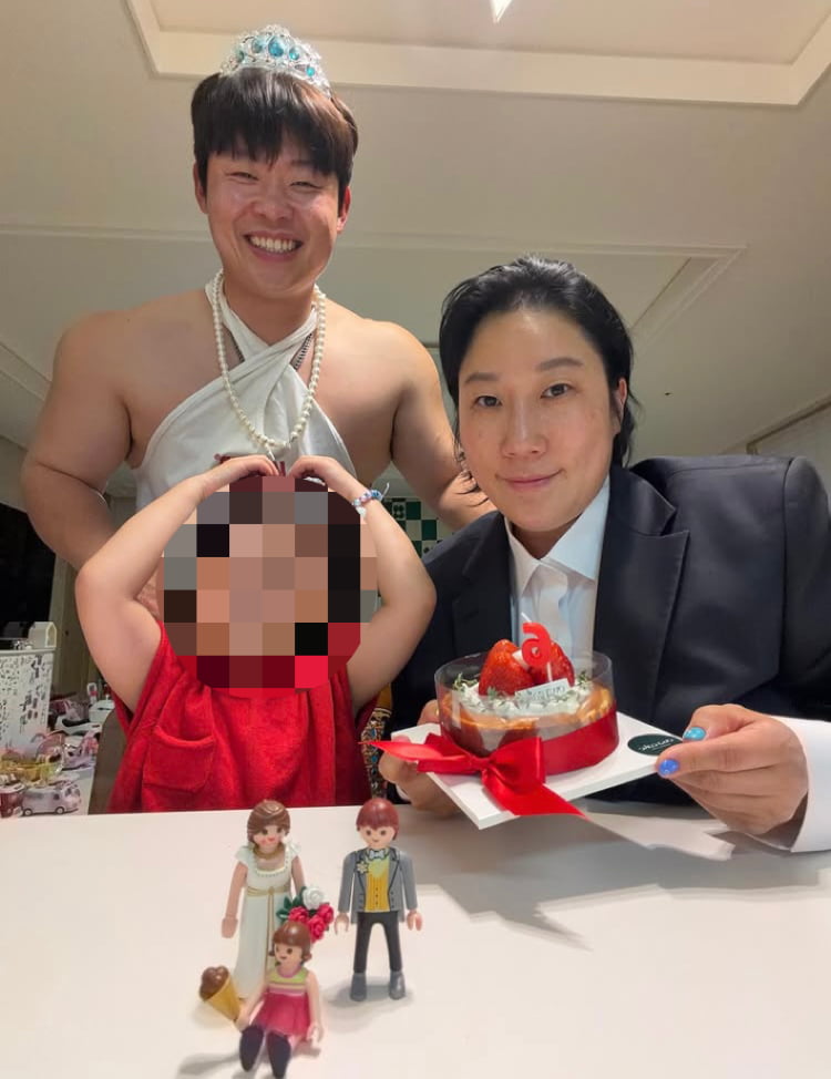 ‘10살 연하’ <b>김영희</b> 남편, 뭘 입은거야…우람한 어깨에 귀여운 척