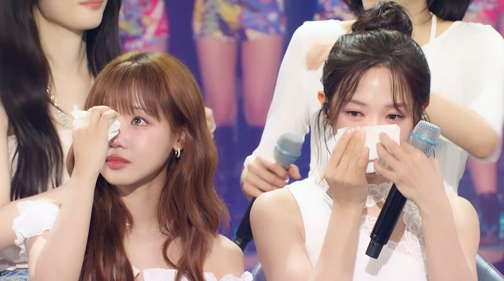 '강미나 불참' <b>아이오아이</b>, 눈물 쏟았다…10년 전 영상편지 시청하며 눈...