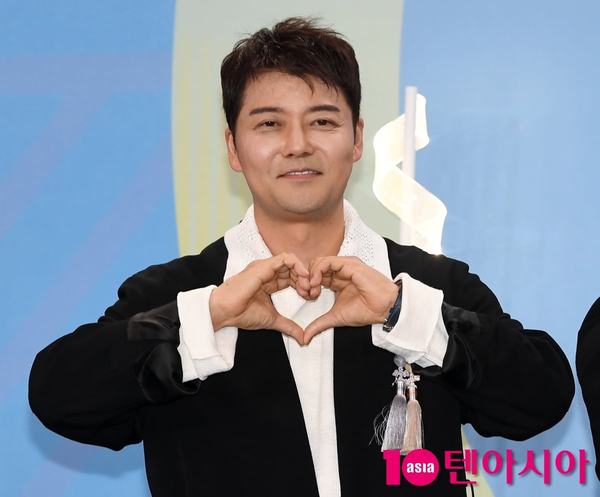 "죄송합니다" 전현무, 고개 숙였다…방송 중 복장 지적에 끝내 사과 ('사당귀')[종합]