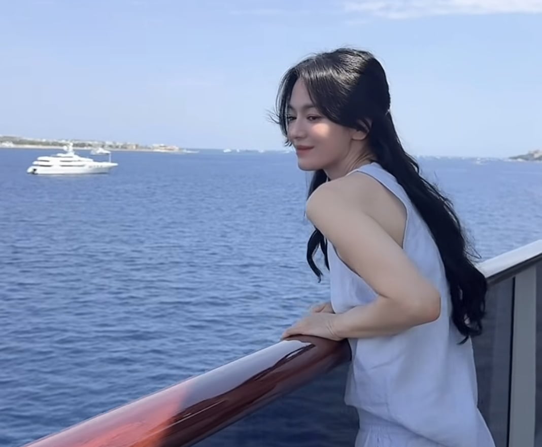 대충 찍어도 일상이 화보…송혜교, 크루즈 여행서 뽐낸 '청량미 폭발' 비...