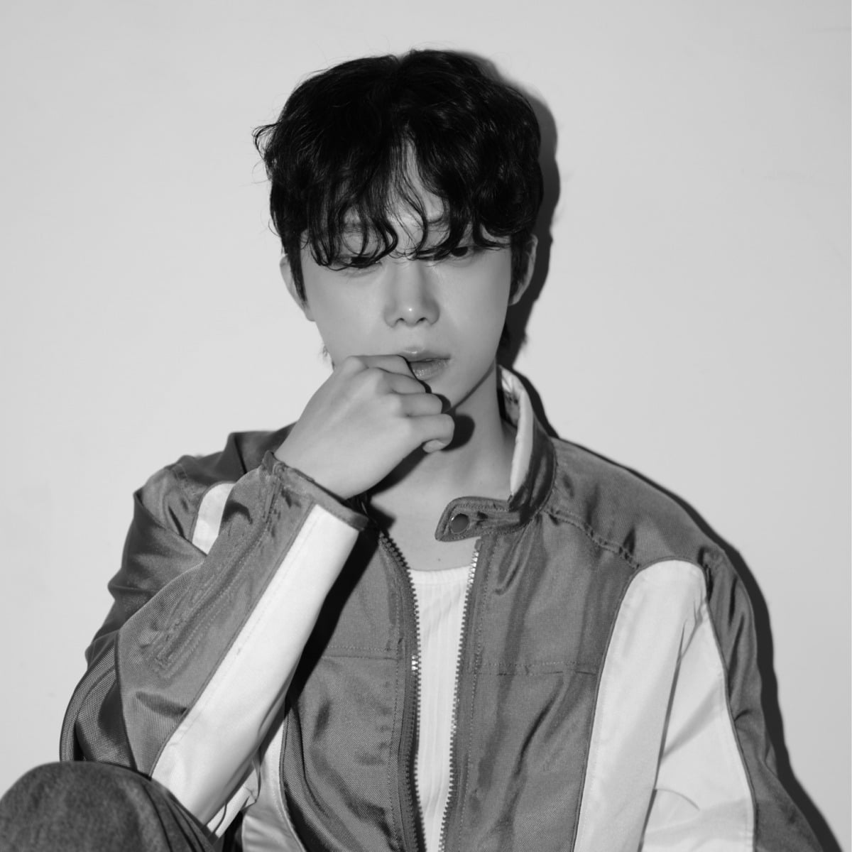 '<b>닥터 섬보이</b>' 감독이 직접 프로듀싱 나섰다…크러쉬→NCT 이어 도유카,...