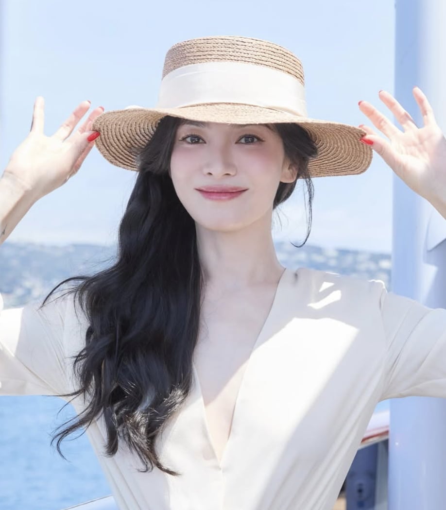 옷이 어디까지 파인 거야…'45세' 송혜교, 파격 노출에도 '청순미 폭발'