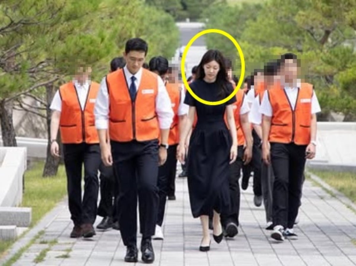 호반家 며느리된 <b>김민형</b> 전 SBS <b>아나운서</b>, 남편+신입사원 동반 봉사 인증