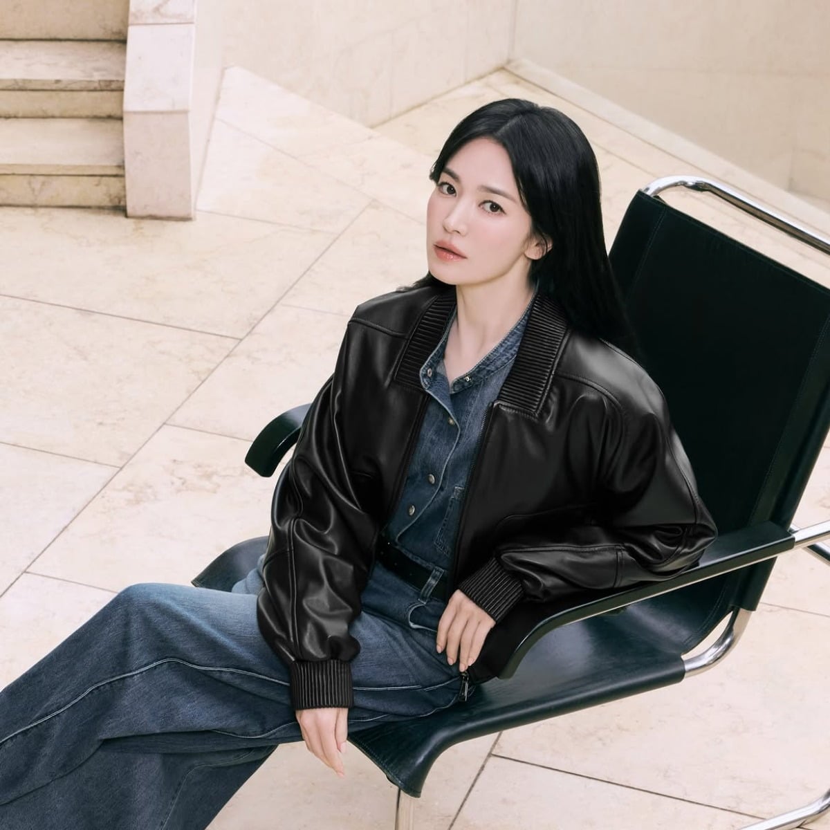 '45세' 송혜교, 노출 하나 없이 완성한 완벽 미모…압도적 아우라에 시...