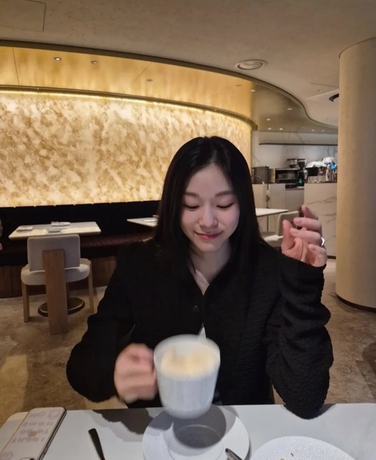'<b>고우림</b>' <b>김연아</b>, 5살 연하남이 반한 털털한 반전미…발로 강아지 '쓰...