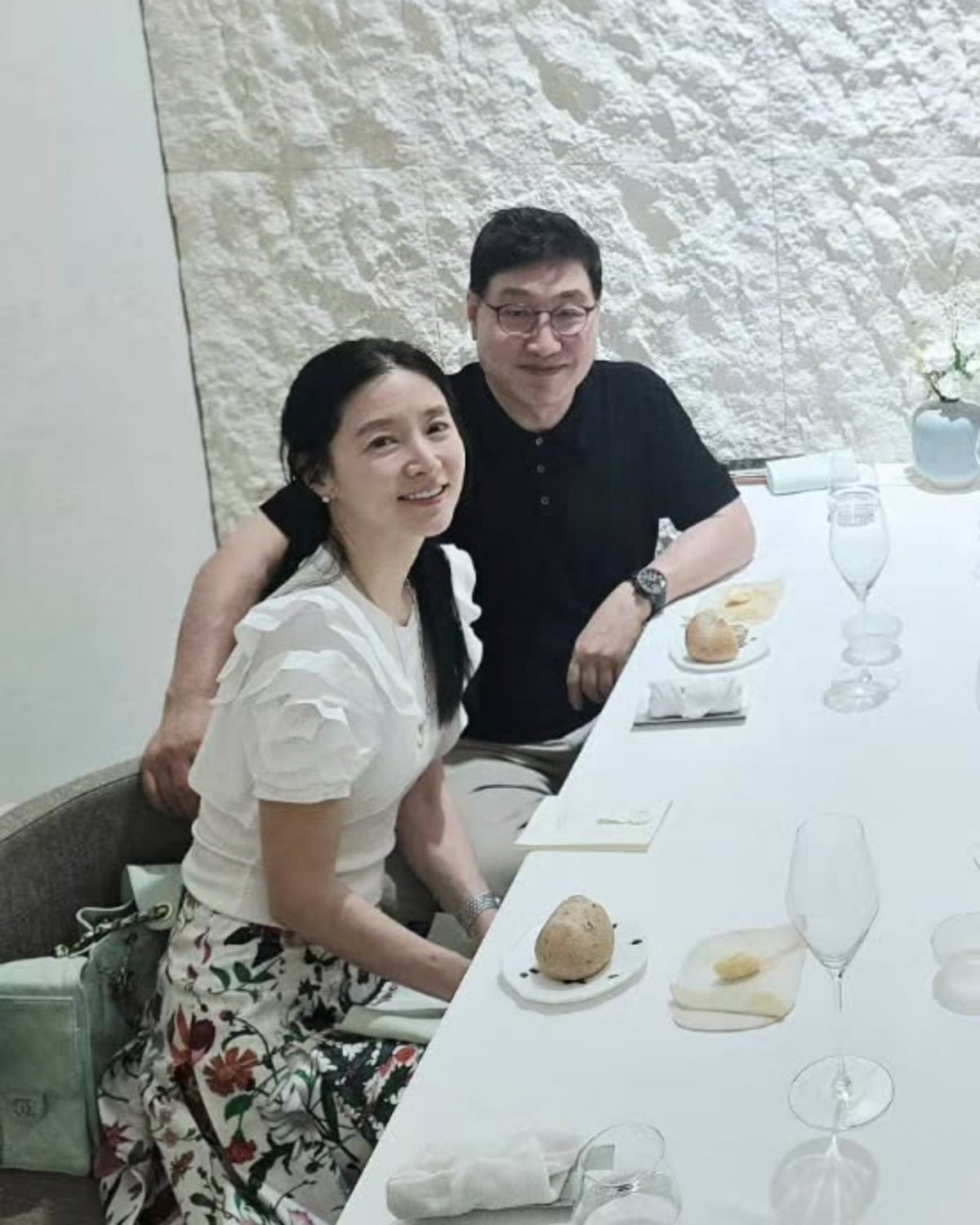 이영애정호영, '20살 차이' 보기 드문 부부 투샷…꼭 붙어 앉았네