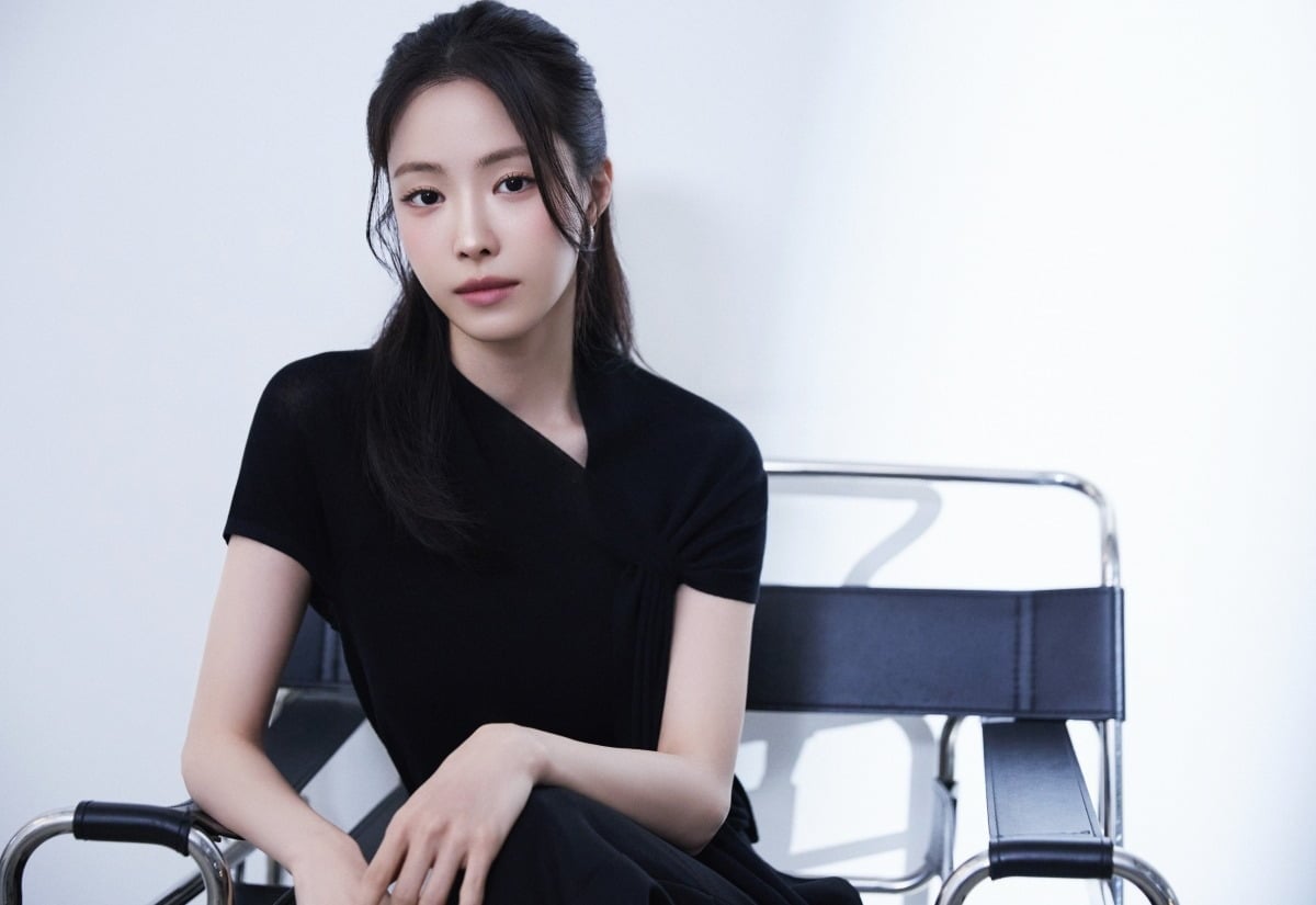 So Ji-sub Gifts Gold to Kim Manager Cast and Crew: Son Na-eun Reflects
