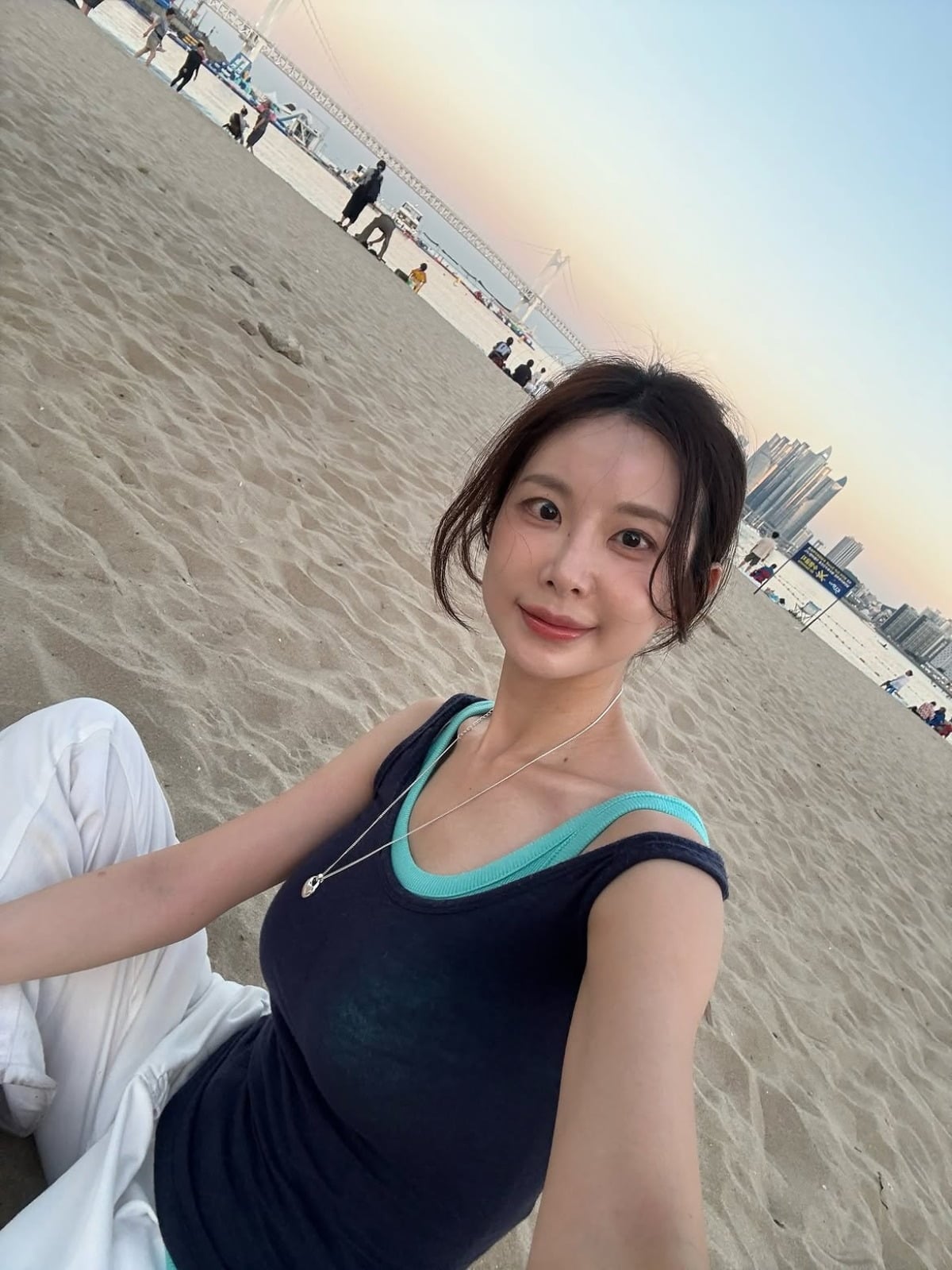 '나솔' <b>29기 옥순</b>, 민낯 같은 청순 비주얼에 안경도 찰떡…부산 홀리는...