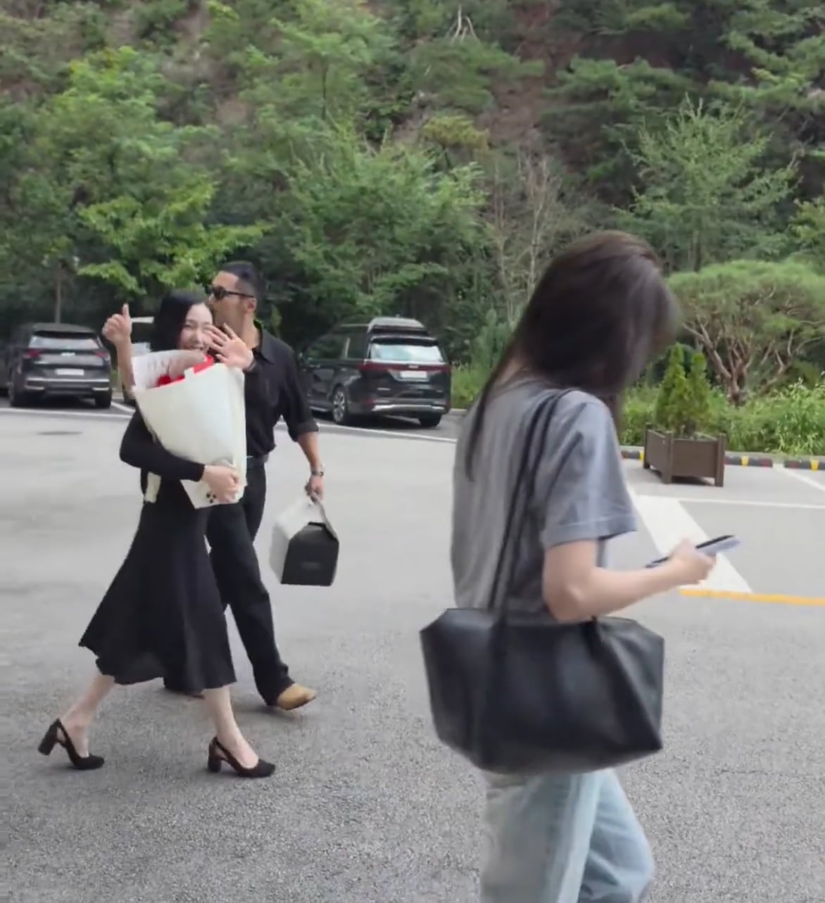 <b>티파니</b> 손 꼭 잡았다…<b>변요한</b>, <b>결혼</b> 후 첫 부부 투샷 공개