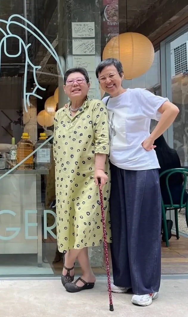 '73세' <b>양희은</b>, 지팡이 짚은 채 환한 미소…"갑자기 다리가 아파서"