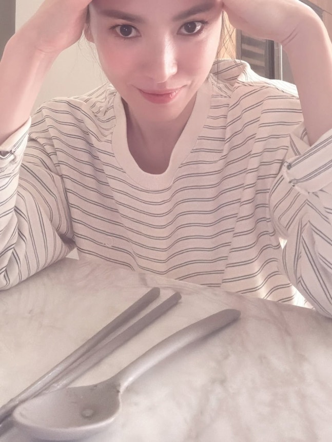 편안하면서도 따뜻한 분위기를 자아낸 송혜교 사진