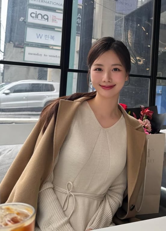 [단독] <b>김가현 아나운서</b>, 지난해 비연예인과 조용히 결혼…SBS 내부에...