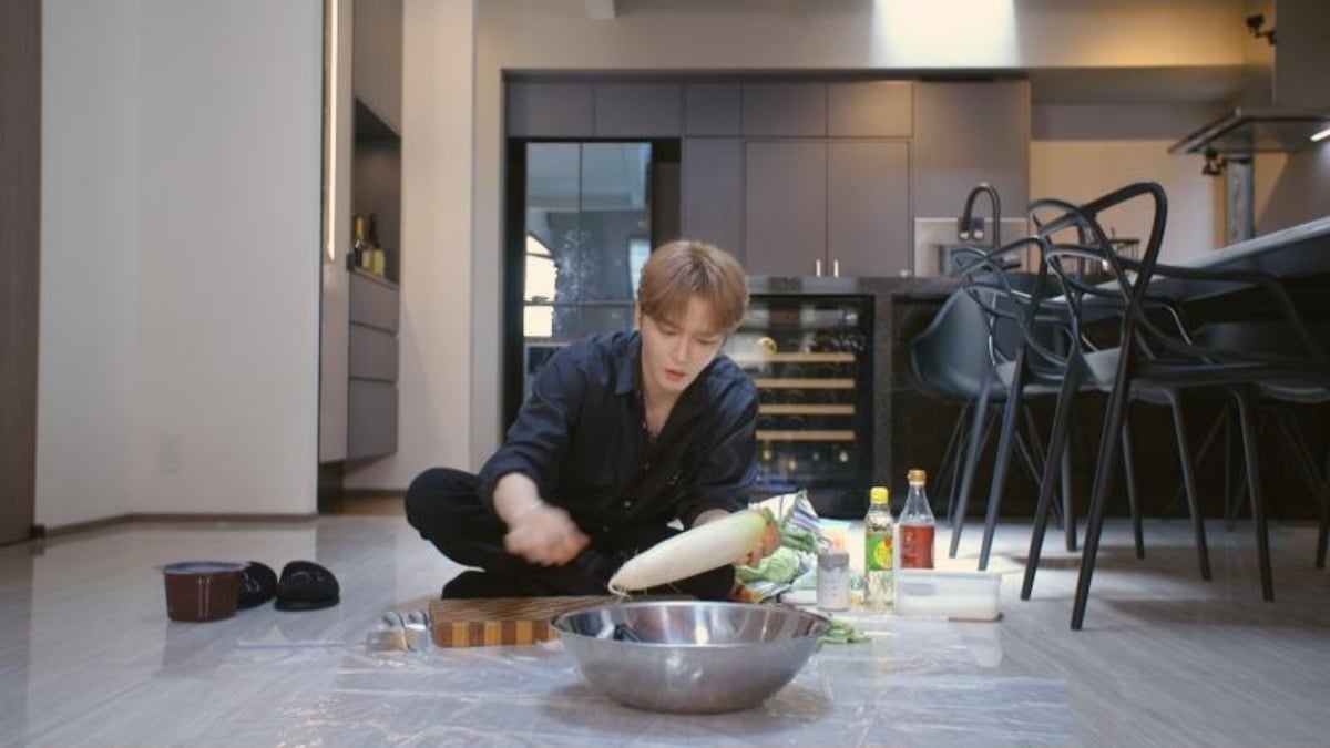 김재중, 데뷔 23년 만에 도쿄집 공개…럭셔리 하우스서 짠내 살림 ('편스...