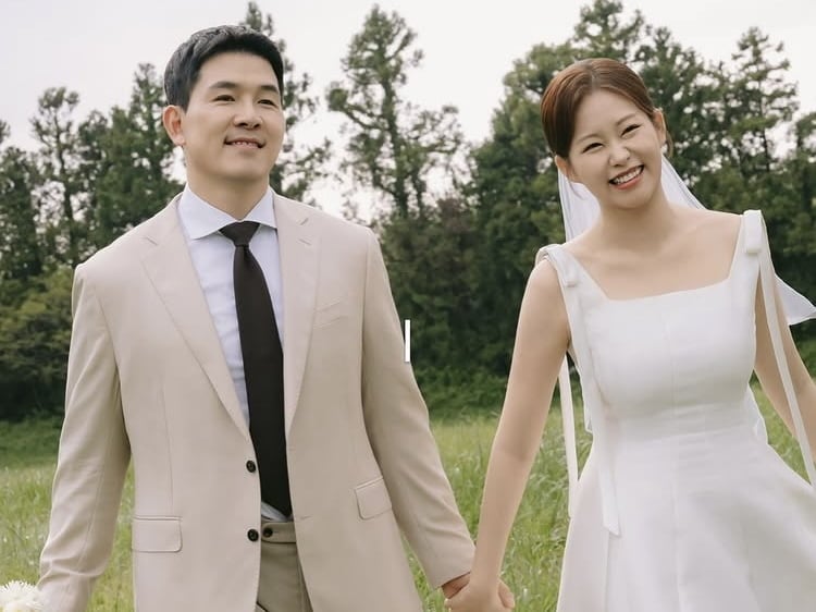 ‘이라크 파병’ 21기 <b>영철</b>, 84년생의 늦은 <b>결혼</b>…신부랑 웨딩화보 공개