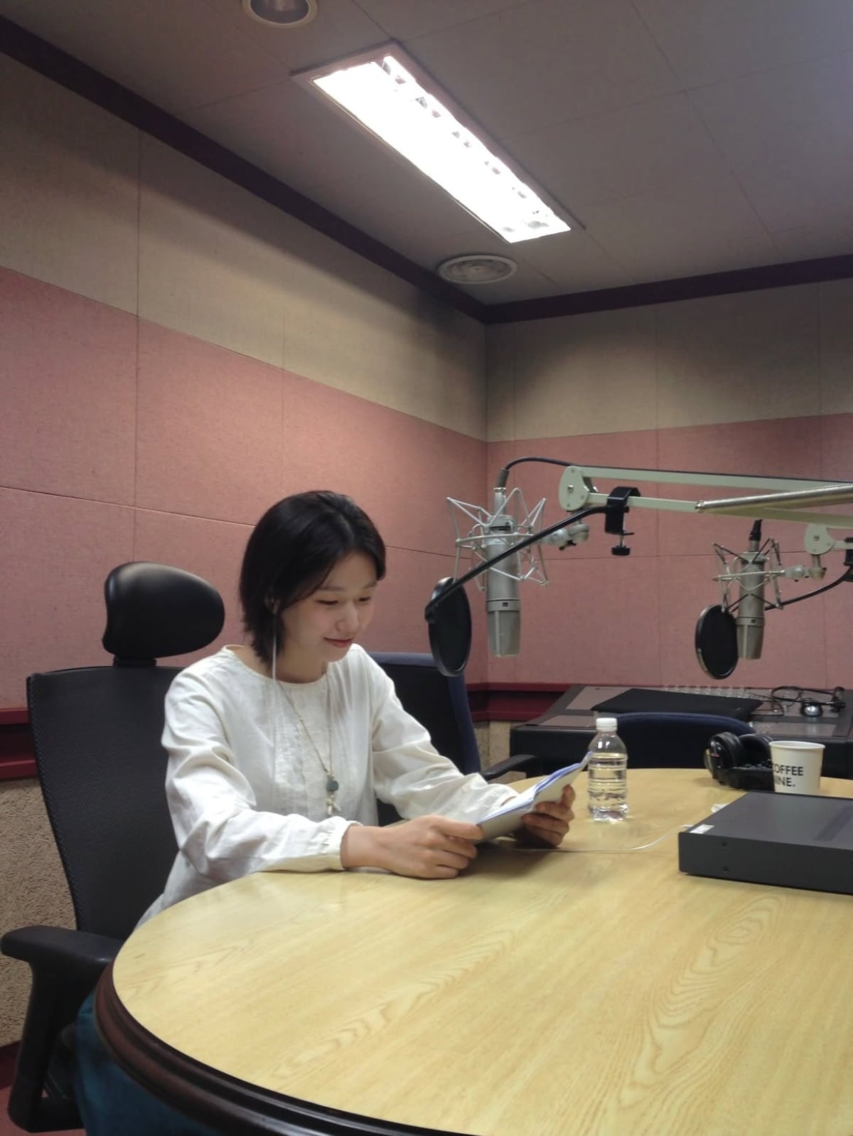 '<b>장기하</b>' <b>윤가이</b>, 18세 연상남이 반할 만…화이트 블라우스 입고 뽐낸...
