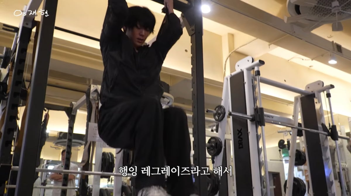 Ahn Jae-hyun Gained 17kg and Now Does 1,000 Ab Reps a Day for One Scene