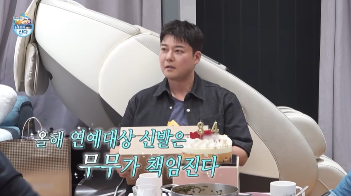 <b>전현무</b>, 벌써 연예대상 챙긴다…기안84에 신발 선물 플렉스 ('나혼산')
