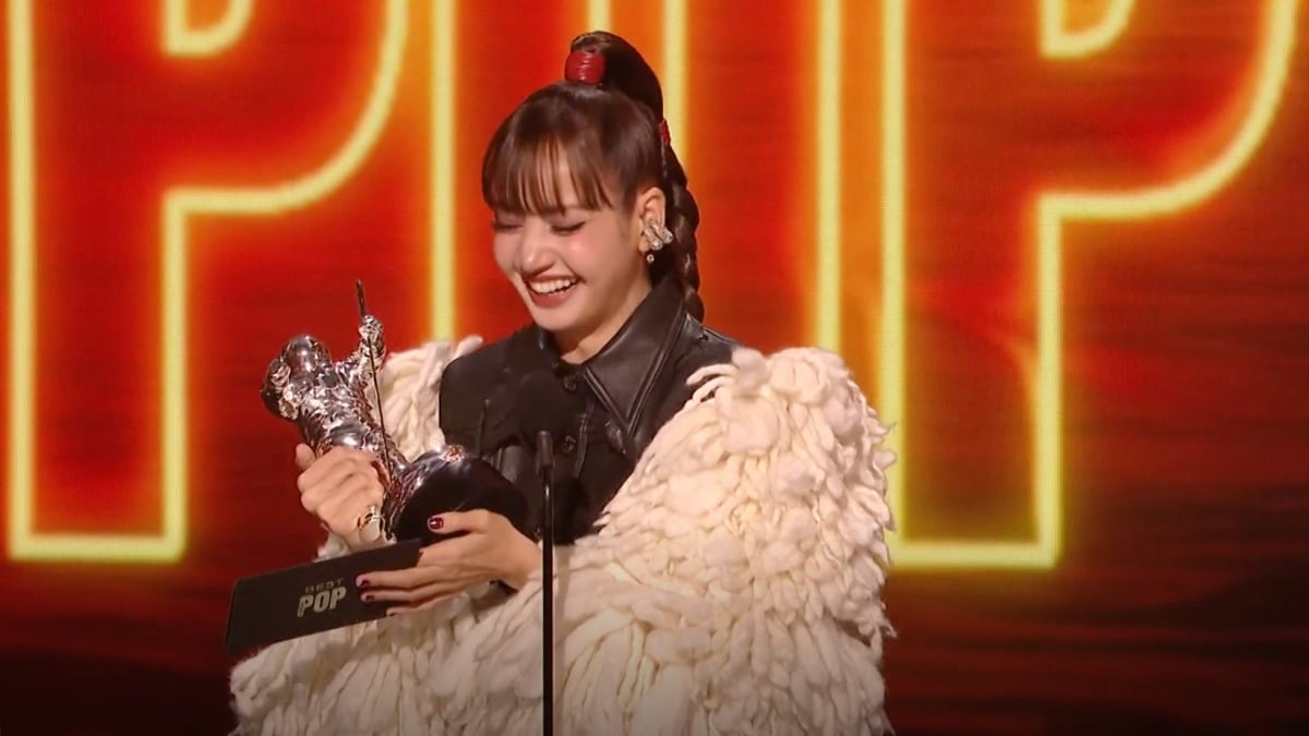 [속보] 블랙핑크 <b>리사</b>, K팝 넘어 '<b>베스트 팝</b>'까지…2026 MTV VMA <b>수상</b>