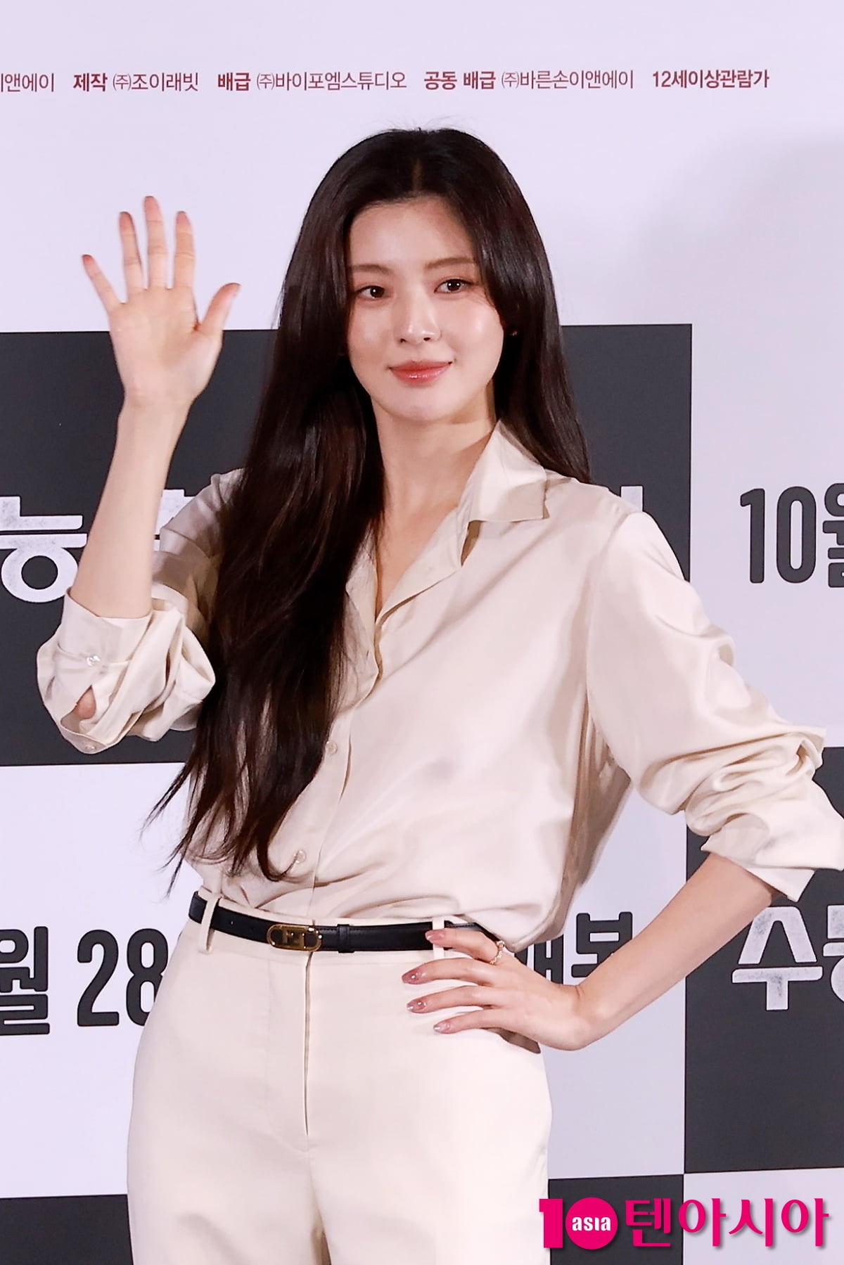 映画「수능, 출제의 비밀」の会見で白い衣装を着てポーズを取るイ・ソンビン