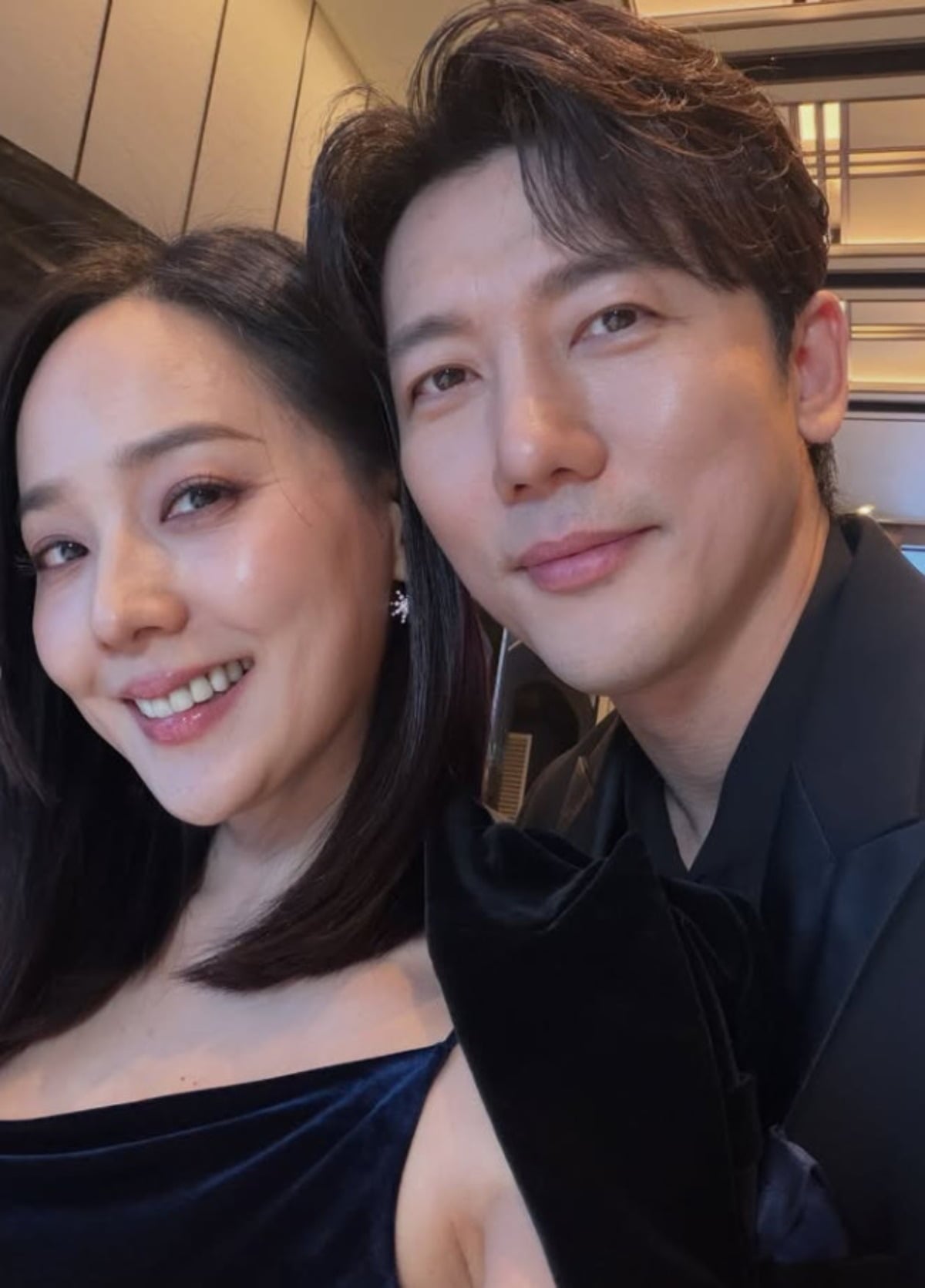 寄り添って笑顔を見せるユジンとキ・テヨン