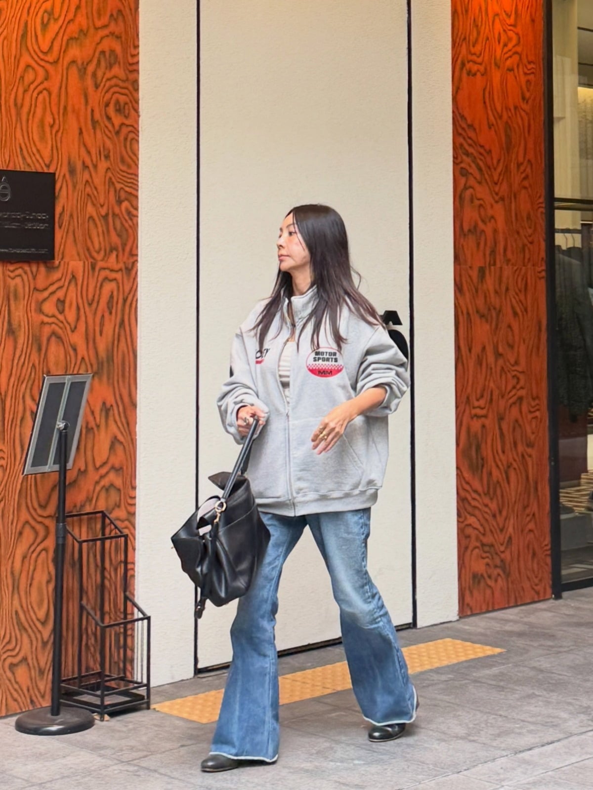 ファン・シネがグレーのジップアップスウェットとワイドデニム姿で街を歩く写真などをまとめたコラージュ