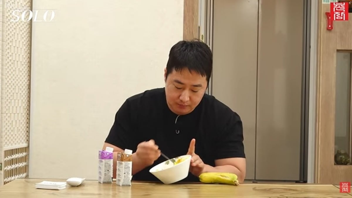 『私はSOLO』34期のヨンスが朝食を食べる様子