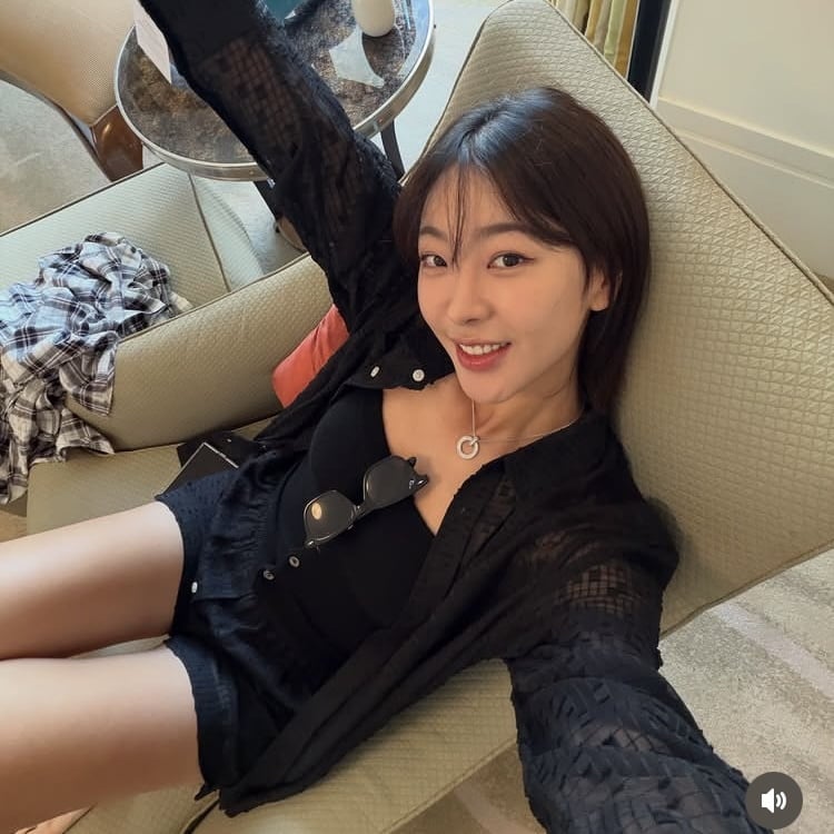 台湾の宿泊先で、黒い服を着てソファに横たわり笑顔を見せるコ・ウォニ