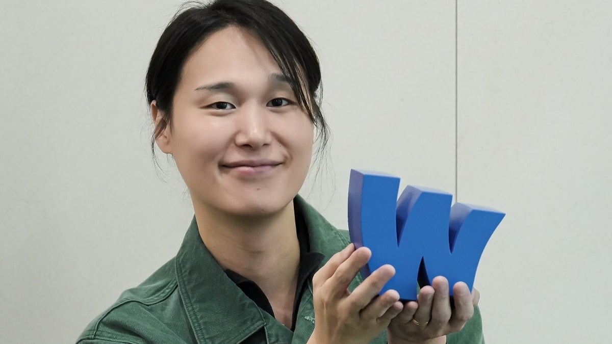 Wavveのロゴを手に持つ『ザ・コミュニティ』シリーズのクォン・ソンミンPD