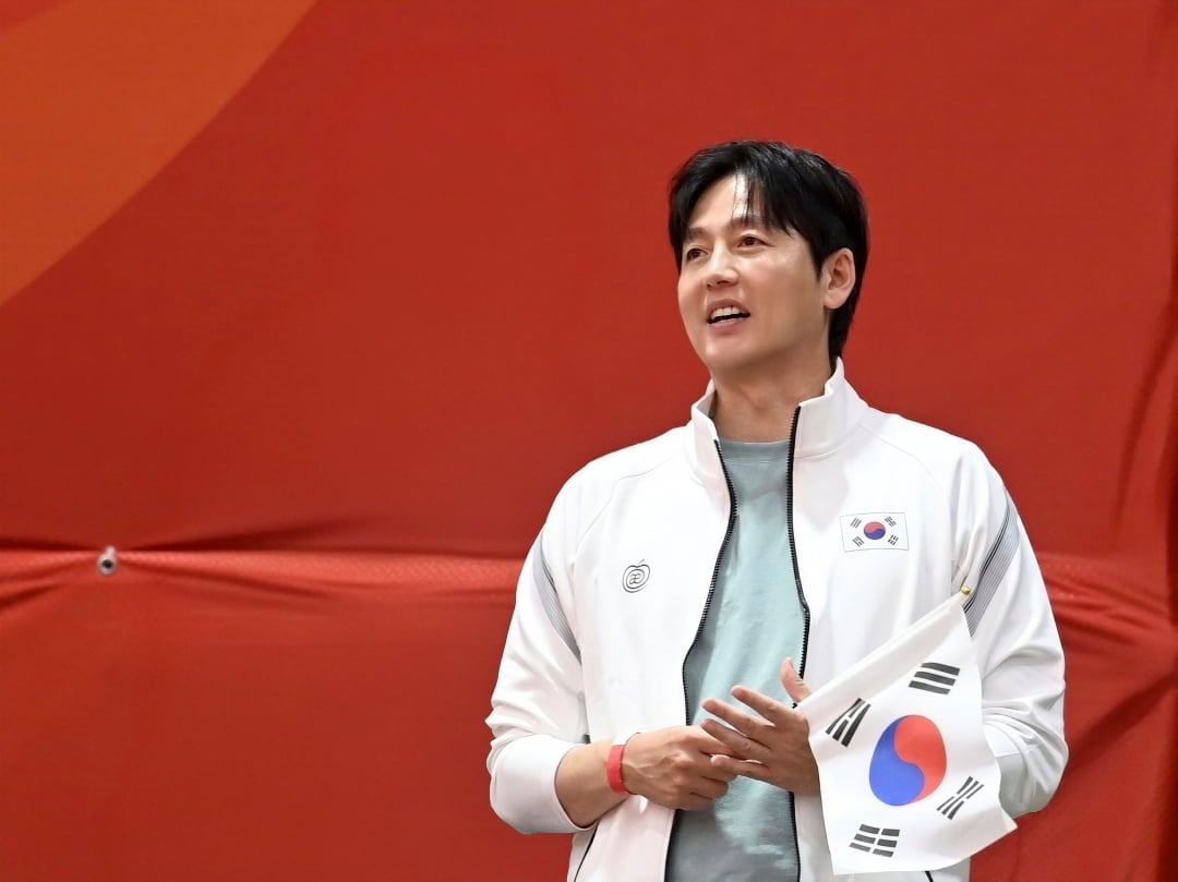 韓国国旗を手に、選手たちへ声援を送るイ・ジョンジン