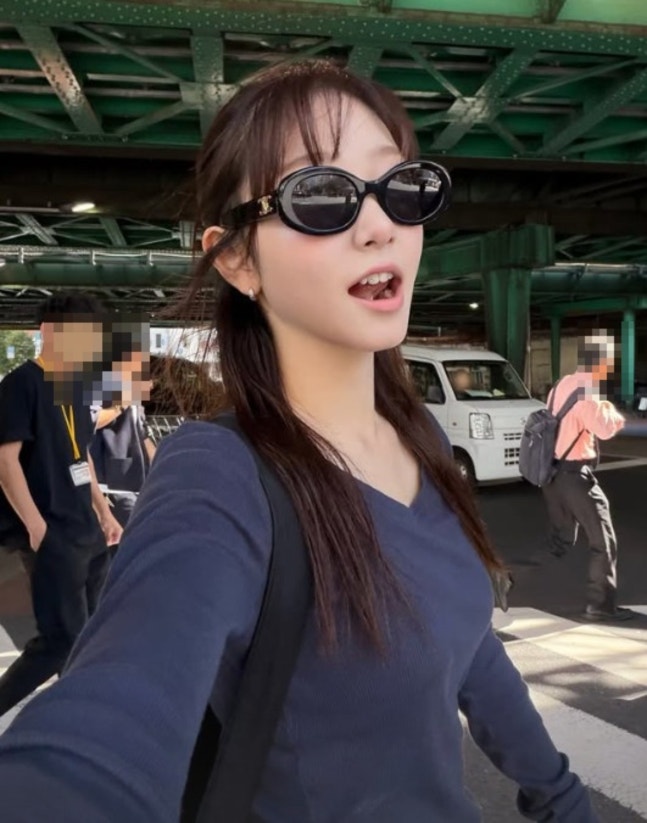 日本旅行中に黒いサングラスをかけて自撮りするチョン・ウンインの次女ソユン
