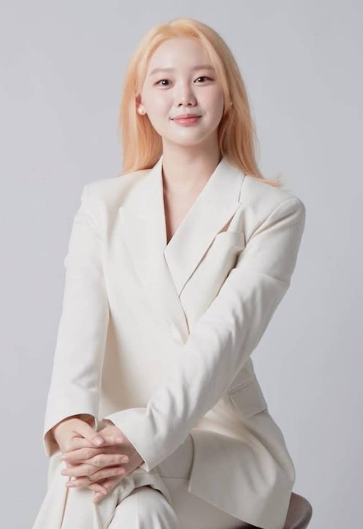 白いジャケットを着たキム・スミンのポートレート