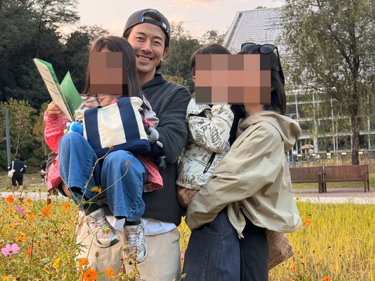 公園で子どもを抱き、家族と過ごす俳優チェ・ピリップ