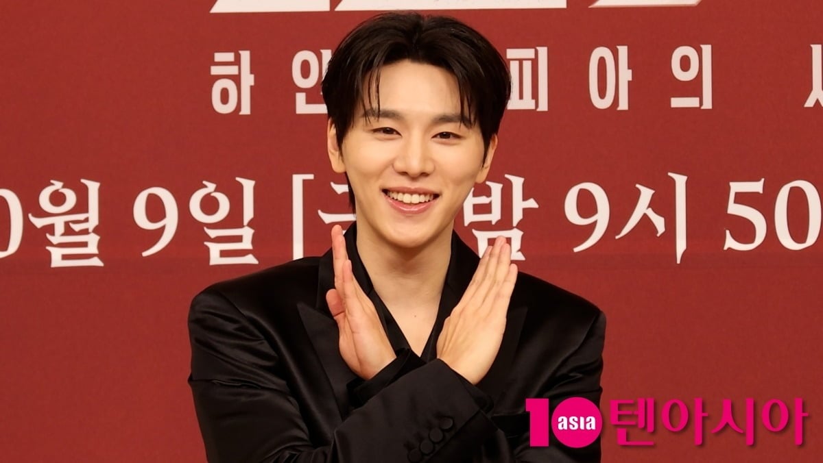 黒いジャケット姿で笑顔を見せる俳優キム・ウソク