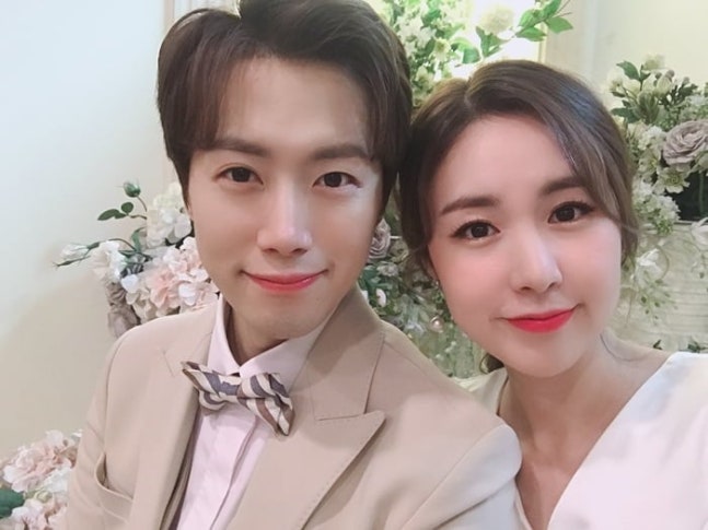 結婚式の装いで並ぶカン・ミヨンとファン・バウル