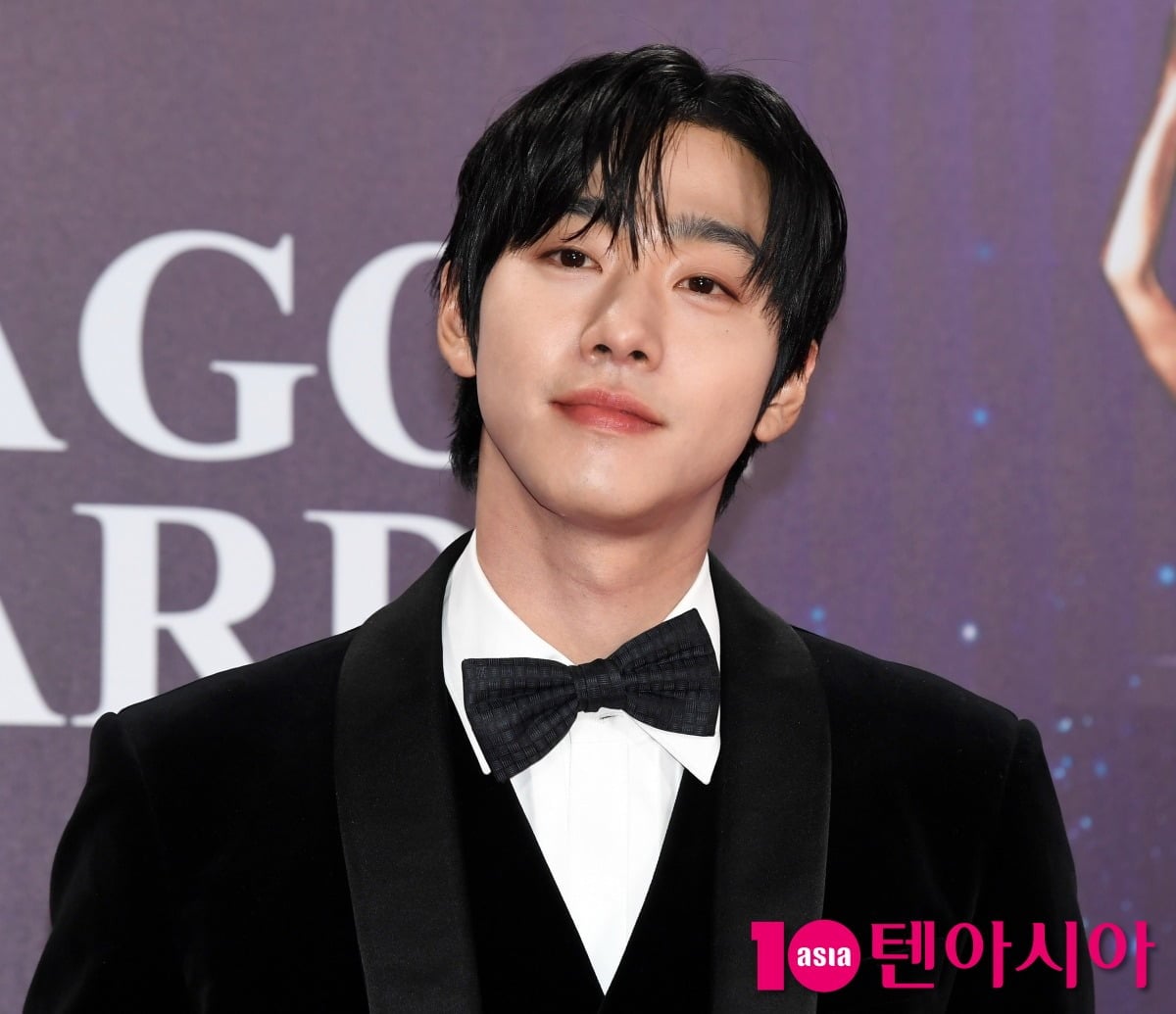 公式イベントでポーズを取る俳優アン・ヒョソプ