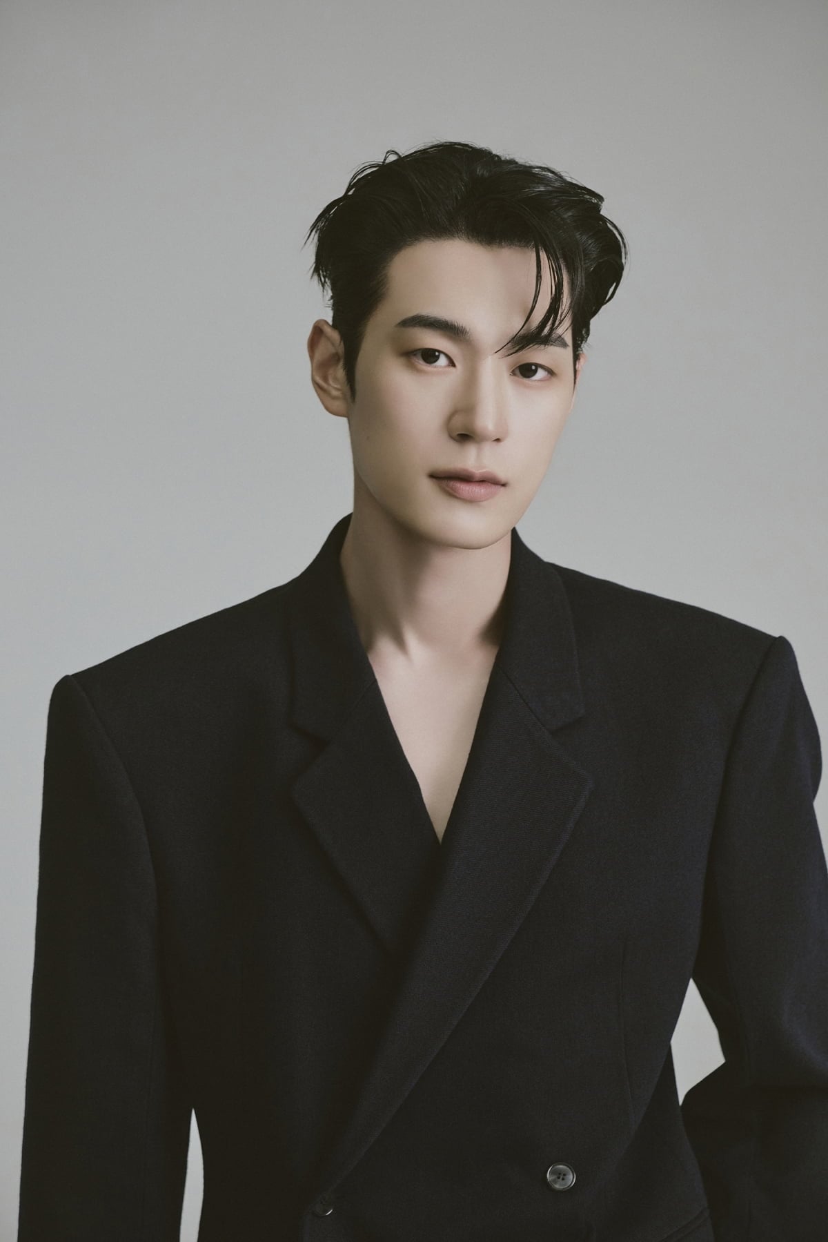 黒いジャケット姿で正面を見つめる俳優パク・ソハム