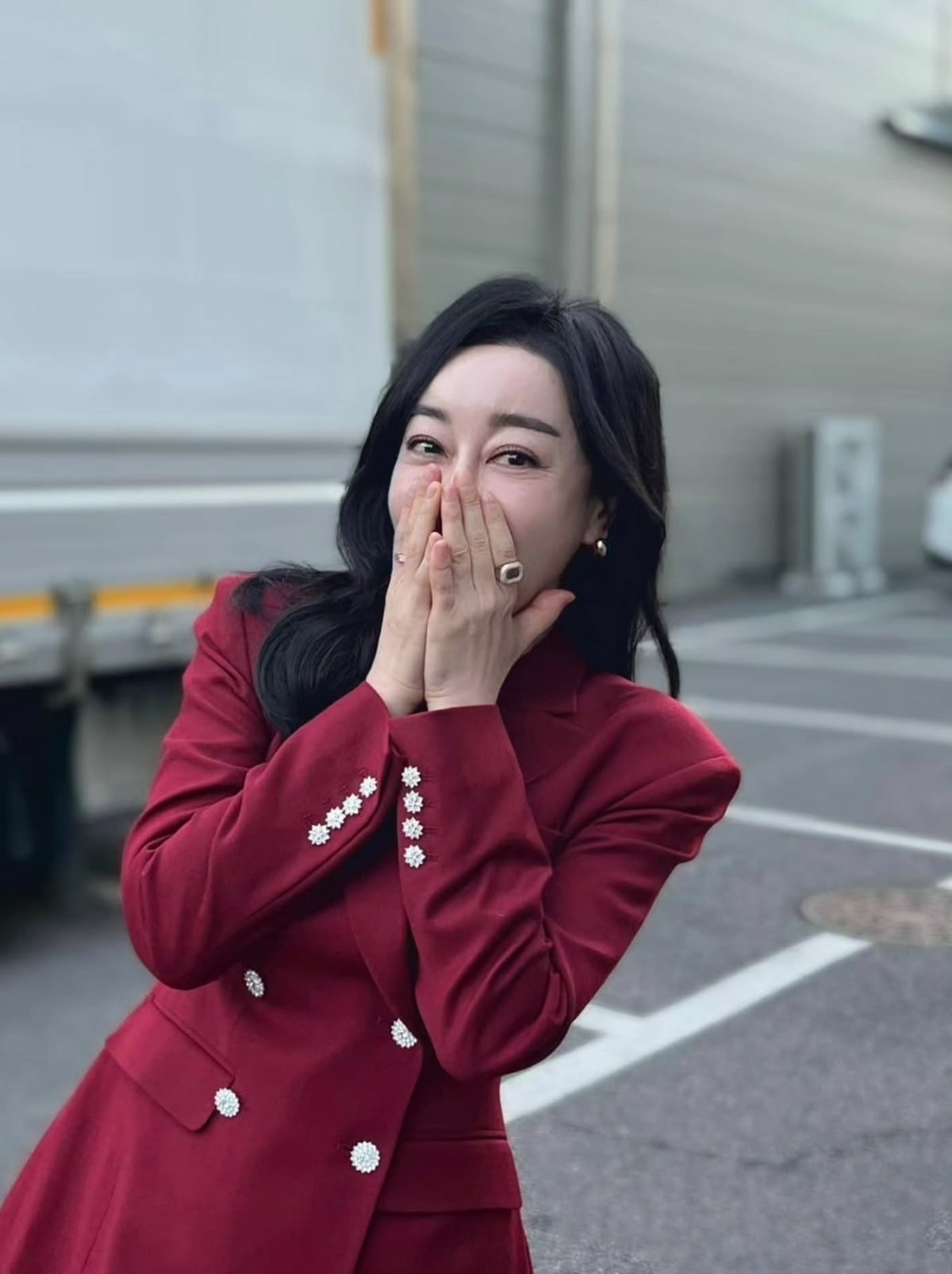 赤いジャケットを着て笑顔を見せるキム・ヘウン