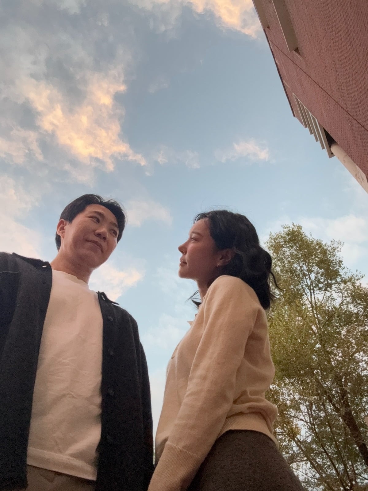 秋の夕空の下で向き合う『私はSOLO』32期のオクスンとクァンス