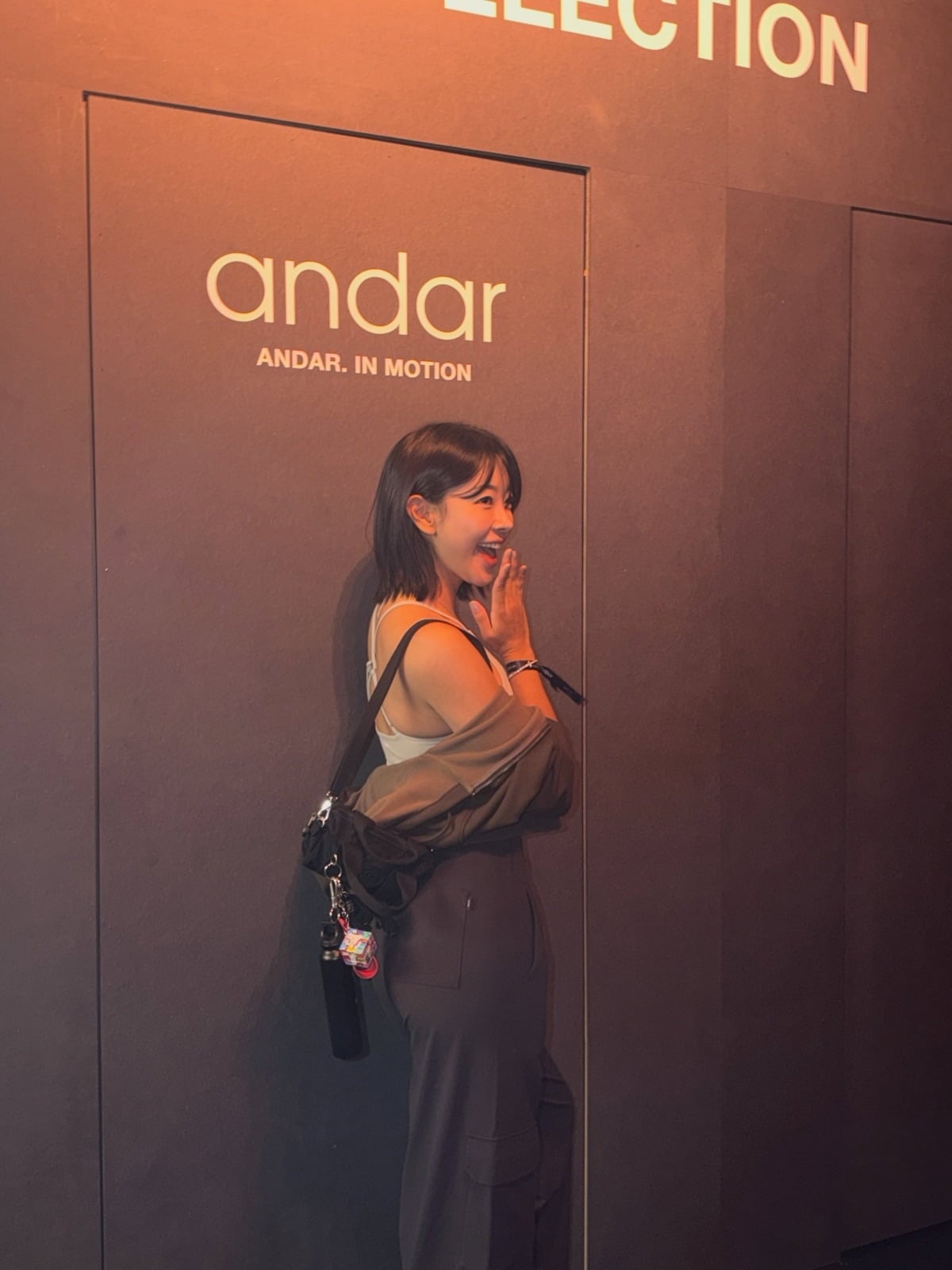 「ANDAR. IN MOTION」の会場で、肩を見せたトップスとカーゴパンツ姿のコ・ウォニ